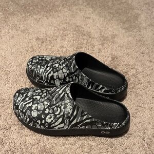 OOFOS Black and Gray Women's Shoes